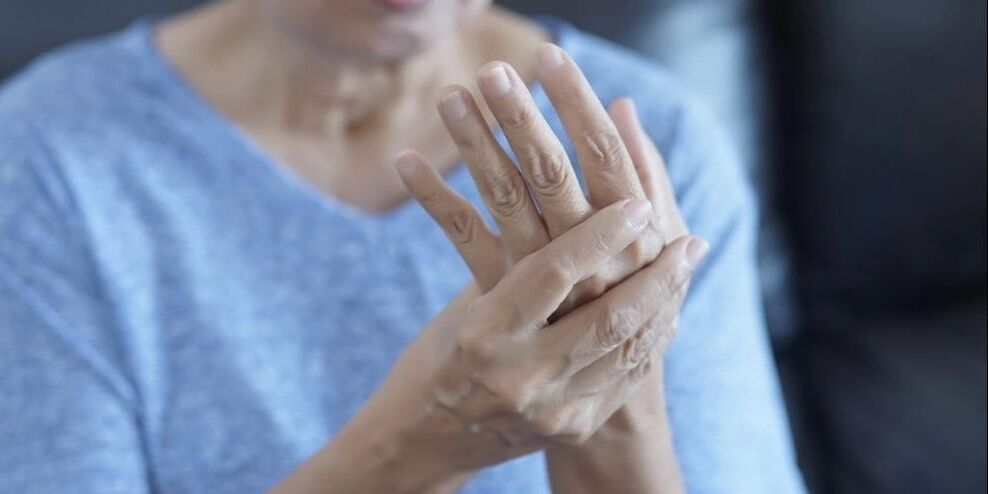 A osteoartrite maniféstase como espasmos musculares, inchazo leve e dor nas articulacións dos dedos.