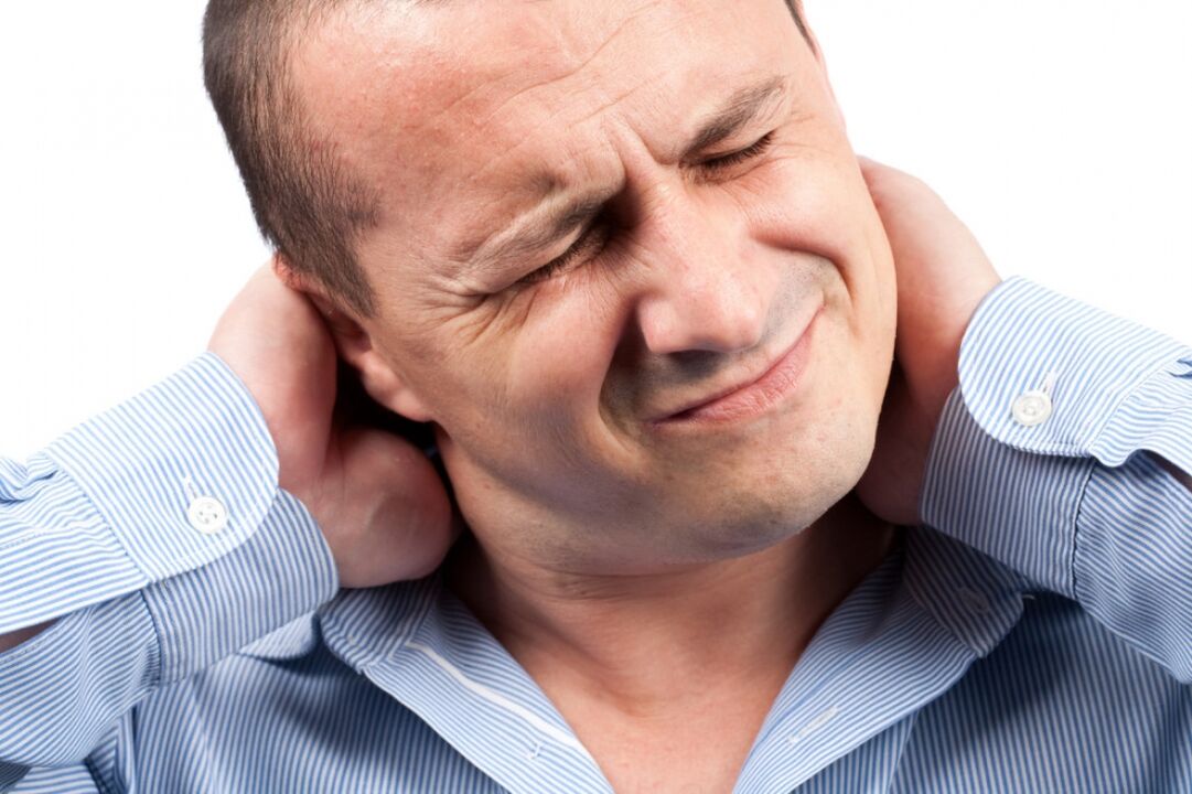o pescozo dun home doe debido á osteocondrose