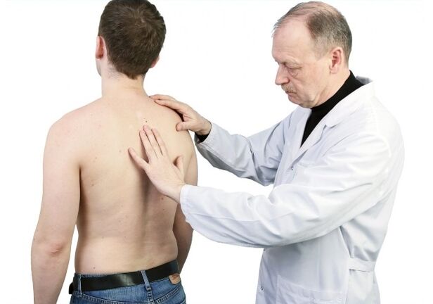 médico examina as costas con osteocondrose